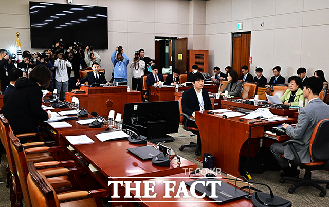 국회 법제사법위원회 제1심사소위원회는 5일 친족 간 재산범죄를 근친·원친 구분없이 친고죄로 규정하는 내용의 형법 개장안을 의결했다. 사진은 기사 내용과 직접적인 관련이 없음. /배정한 기자