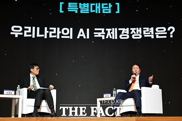 최태원 SK그룹 회장 겸 대한상의 회장(오른쪽)이 5일 서울 중구 대한상의 국제회의장에서 열린 대한상의·한국은행 공동 개최 세미나에 참석해 이창용 한국은행 총재와 특별대담을 하고 있다. /남용희 기자