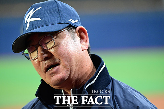 류 전 감독이 지난해 10월 24일 서울 구로구 고척스카이돔에서 취재진과 인터뷰를 하고 있다. /고척스카이돔=남윤호 기자