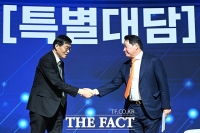  특별대담 마친 뒤 인사하는 이창용-최태원 [포토]