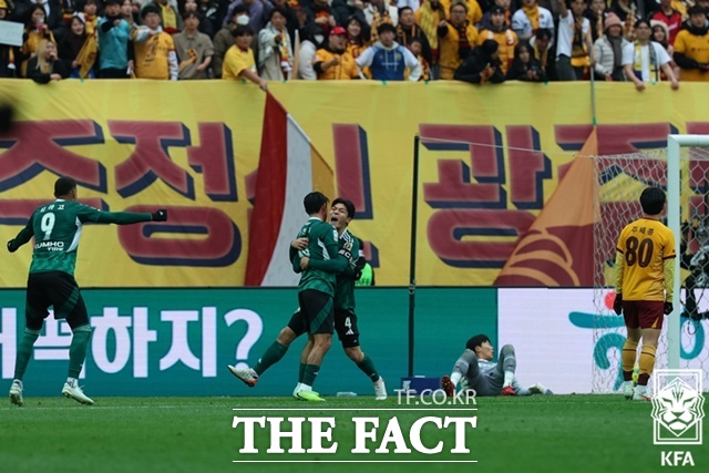 전반 추가시간 이동준의 선제골이 터지자 기뻐하는 전북 선수들./KFA