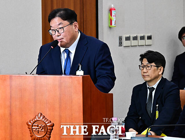 쿠팡 자회사 일용직 노동자 퇴직금 미지급 사건의 당사자인 엄희준 검사가 6일 안권섭 특별검사에 문지석 부장검사를 무고 혐의로 처벌해달라는 수사요청서를 제출했다.사진은 국회에서 문지석 광주지검 부장검사의 증언과 반대의견 밝히는 엄희준 전 부천지청장(현 광주고검 검사)./남윤호 기자