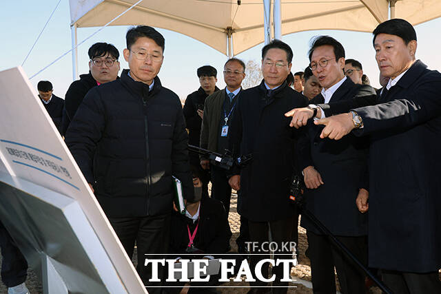 김민석 국무총리가 21일 인천 서구 수도권매립지를 방문, 3-1매립장 위생매립 현황 및 2매립장 상부공간 활용대책에 대해 브리핑을 받으며 유정복 인천시장 및 참석자들과 대화하고 있다. /청사사진기자단