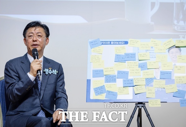 맹수석 전 충남대학교 법학전문대학원장이 6일 대전컨벤션센터 3층에서 미래교육, 현장에서 길을 찾다라는 주제로 출판기념회를 열었다. 맹 교수가 참석자들과 무엇이든 물어보세요 코너를 통해 소통하고 있다. /선치영 기자