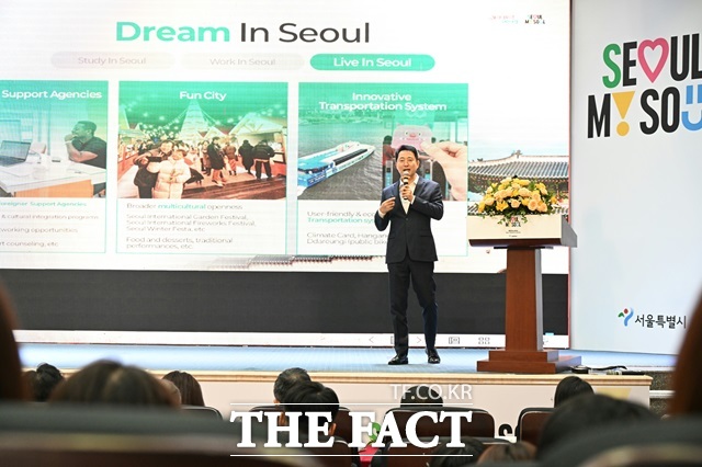 오세훈 서울시장이 5일 하노이대학교에서 열린 ‘서울 인재유치 네트워크 프로모션’에서 인사말 하고 있다. /서울시