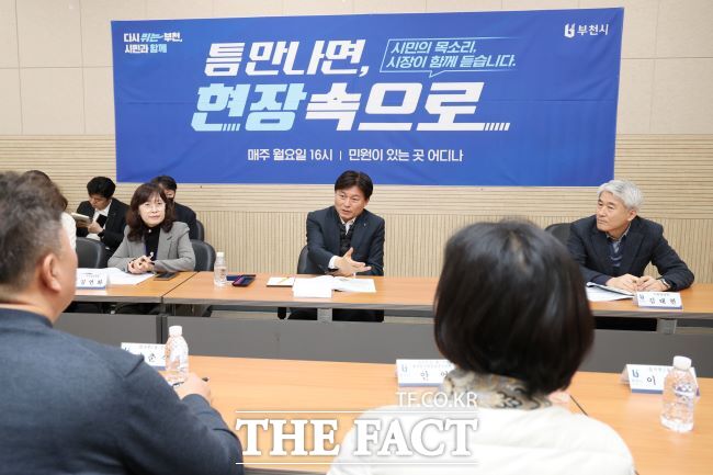 조용익 시장이 지난 3월 틈만나면 현장속으로 행사에서 시민들과 대화하고 있다. /부천시