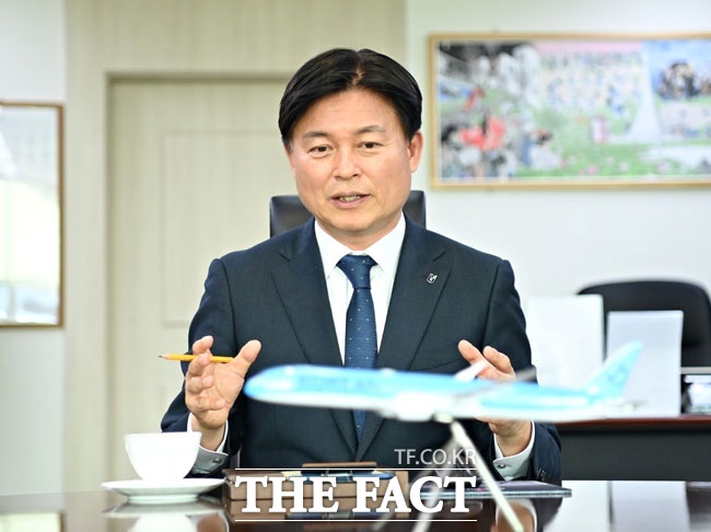 조용익 부천시장이 대한항공 비행기 모델을 바라보며 얘기하고 있다. /부천=김동선 기자
