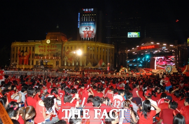 한국의 2026 북중미 월드컵 A조 3경기 킥오프 시간이 한국 시간으로 모두 6월의 오전 10~11시로 확정돼 국내 팬들의 응원 계획에 차질을 빚을 전망이다. 사진은 2006 독일월드컵 조별리그 G조 3차전 한국과 스위스 경기가 열리는 24일 새벽 서울 시청광장에서 붉은악마들이 태극전사들의 승리를 기원하며 거리응원전을 펼치는 장면./더팩트DB