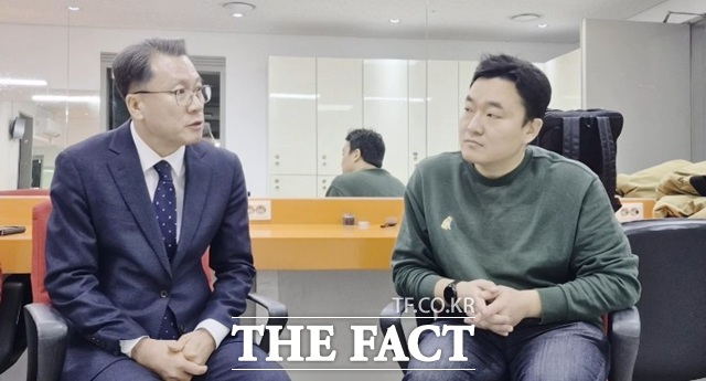 7일 오승혁의 인터뷰는 서울 종로구의 성균관대학교에서 열린 종로학원 입시설명회 현장에서 임성호 종로학원 대표(왼쪽)를 만나 입시에 대한 이야기를 들었다. /서울 종로구=오승혁 기자