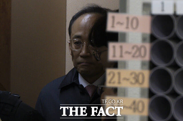 계엄 해제 표결 방해 혐의를 받는 추경호 국민의힘 전 원내대표가 2일 서울 서초구 서울중앙지방법원에서 열린 구속 전 피의자심문(영장실질심사)에 국민의힘 의원들의 응원을 받으며 출석하고 있다. /이새롬 기자