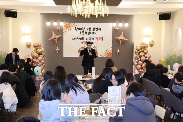 이응우 계룡시장이 6일 열린 드림스타트 졸업식에 참석해 격려 인사를 하고 있다. /계룡시