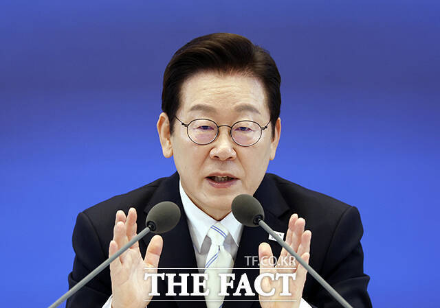 대통령실은 내란전담재판부와 관련해 앞으로 모든 법률안 관련 논의는 (여당) 당내 논의를 존중하고 지켜보겠다는 입장을 내놨다. 이재명 대통령이 9월 11일 청와대 영빈관에서 개최한 취임 100일 기자회견 회복을 위한 100일, 미래를 위한 성장에서 질문에 답변하고 있다. /뉴시스