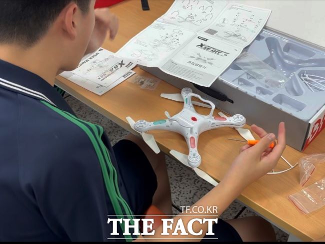 학교 안 공유교실 드론 수업 모습. /시흥시