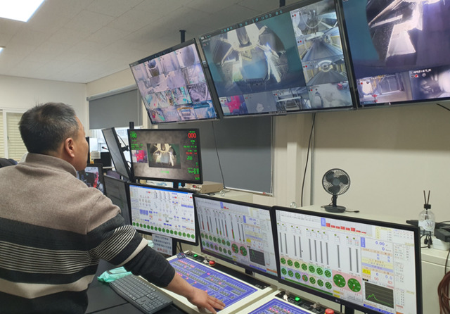 포스코이앤씨는 균일한 품질의 레미콘을 생산하는 AI 기반 레미콘 품질예측 및 생산자동화 기술을 개발했다고 7일 밝혔다. 사진은 AI기반 콘크리트 품질예측 및 생산자동화 기술 적용 모니터링 화면. /포스코이앤씨