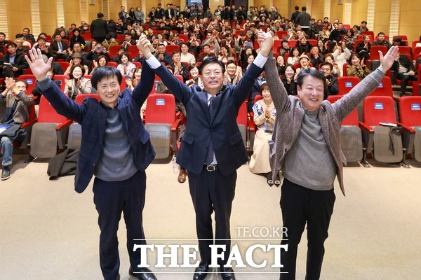 맹수석 전 충남대학교 법학전문대학원장이 6일 대전컨벤션센터 3층에서 미래교육, 현장에서 길을 찾다라는 주제로 출판기념회를 열었다. 사진 왼쪽부터 성광진 대전교육연구소장, 맹수석 교수, 김한수 전 배재대부총장. /독자 제공