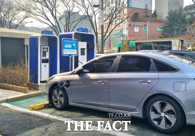 올해 유럽 전기차 판매량이 10개월만에 200만대를 돌파했다. 사진은 광명시청 전기차 충전소에서 충전 중인 승용차 모습. /광명시