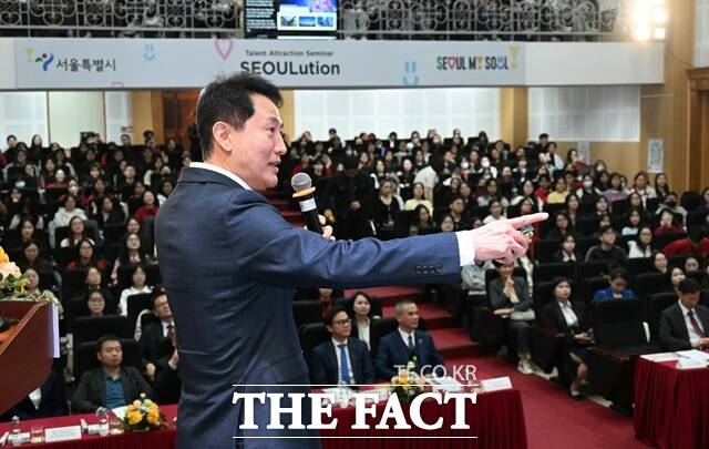 오세훈 서울시장이 5일(금) 하노이대학교에서 열린 '서울 인재유치 네트워크 프로모션'에서 특별 강연을 하고 있다./서울시