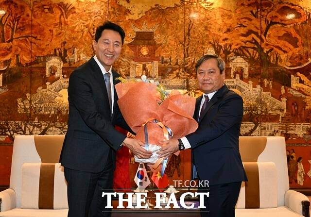 5일 하노이 인민위원회를 찾은 오세훈 서울시장이 부 다이 탕 하노이 신임 인민위원장에게 취임 축하 꽃다발을 전하고 있다./서울시