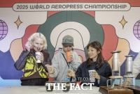  블라인드 테이스팅 하는 '2025 월드 에어로프레스 챔피언십' 심사위원 [포토]