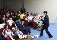  대덕구 안산도서관 'AI 매직쇼' 성황…인공지능과 마술의 만남