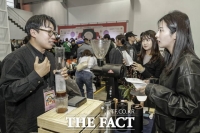  에어로프레스 활용, 추출 과정 설명하는 관계자 [포토]