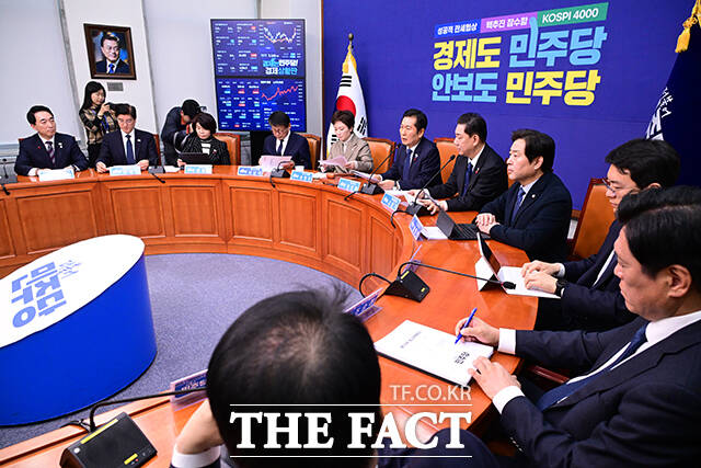 회의 주재하는 정 대표.