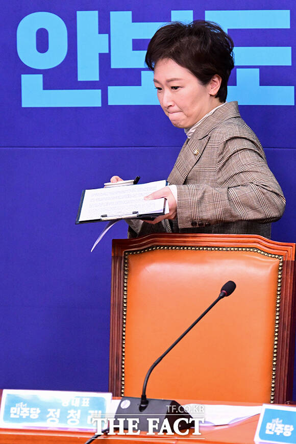 최고위원회의 참석하는 이언주 더불어민주당 최고위원.