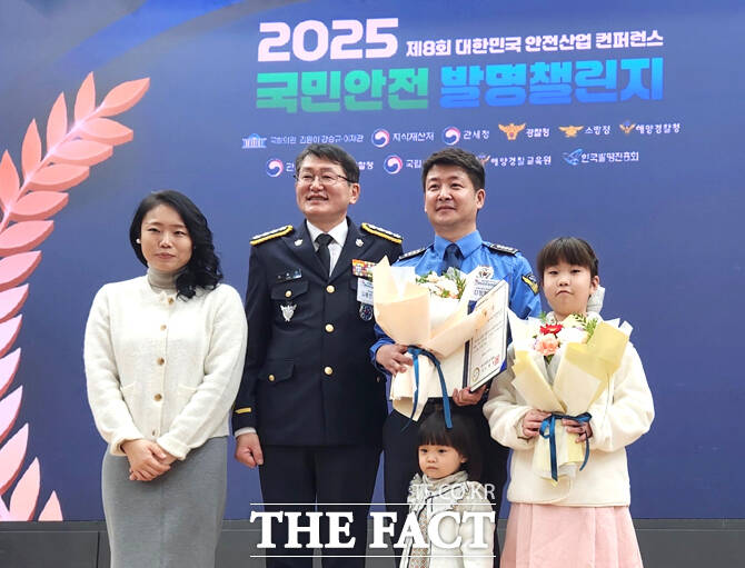 팽창형 드로우백으로 국민안전 발명챌린지 동상을 수상한 동해해경 김정봉 경사와 가족들이 김용진 해양경찰청장(왼쪽에서 두번째)과 기념사진을 찍고있다. /동해해경