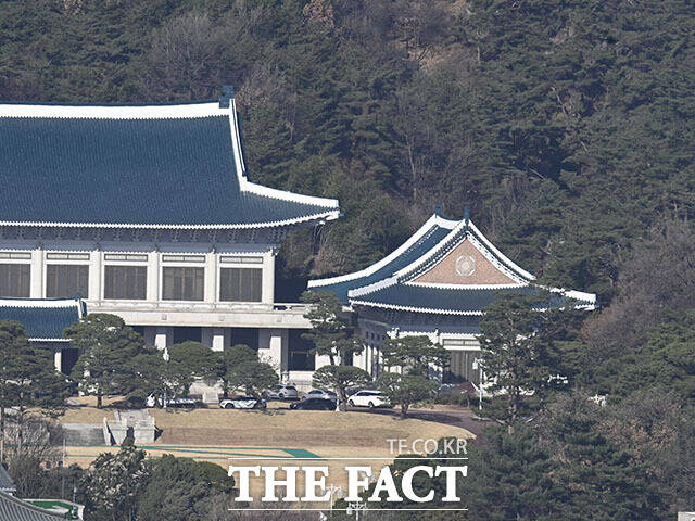 대통령실 이전 작업이 진행되는 가운데 청와대 경내에는 차량들이 주차돼있다.