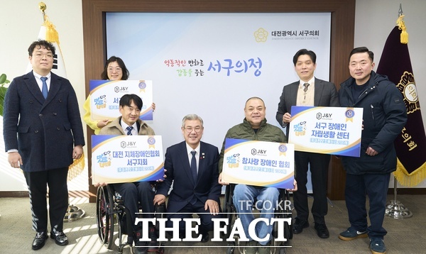 이용수 J&Y홀딩스 대표(오른쪽 첫 번째)가 5일 대전 서구자립재활센터, 서구지체장애인협회, 참사랑장애인협회, 서구 마을넷, 관지복지관 등에 1000만 원 상당(보조배터리 1000개, 한우불고기 등) 물품 기부행사를 펼쳤다. /이용수 대표