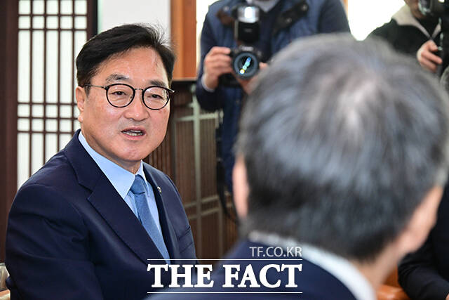 우원식 국회의장을 예방한 미즈시마 코이치 주한일본대사(왼쪽)가 인사말을 듣고 있다.