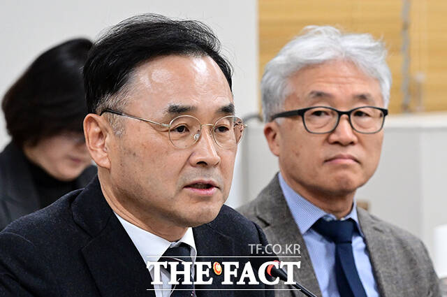 차정인 국가교육위원장(왼쪽)이 8일 오전 서울 종로구 정부서울청사에서 열린 인문사회 특별위원회 위촉식에 참석해 인사말을 하고 있다. /임영무 기자