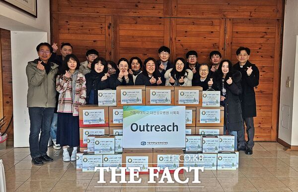 대전성모병원 사목평의회가 6일 지역사회 취약계층을 대상으로 한 나눔 실천을 위해 사목회 위원 20여 명이 참여했다. 이들은 천주교 대전교구 대화동성당을 방문해 쌀·라면·장갑·양말·무릎담요 등 물품을 후원했다. /대전성모병원