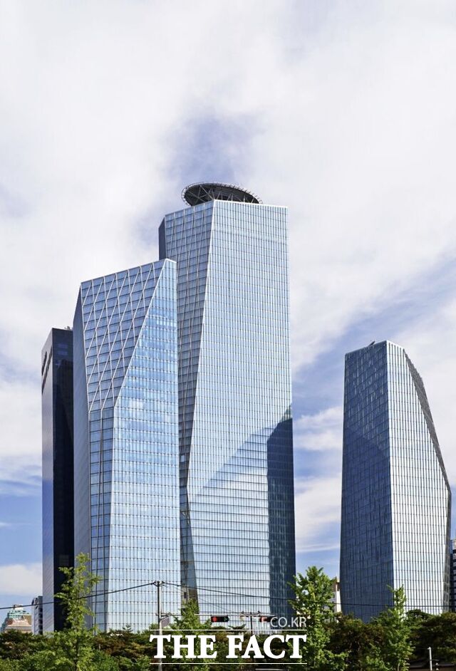 미래에셋자산운용이 서울 여의도 국제금융센터(IFC) 건물 매각을 두고 브룩필드자산운용과 벌인 법적 분쟁에서 약 3년 만에 최종 승소했다. 사진은 서울 여의도 국제금융센터(IFC) 전경. /뉴시스