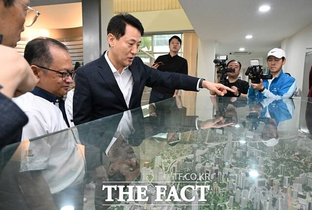 8일(월) 쿠알라룸푸르 복합터널 'SMART'를 방문한 오세훈 서울시장이 터널 관계자와 운영 현황에 대해 이야기 나누고 있다. /서울시