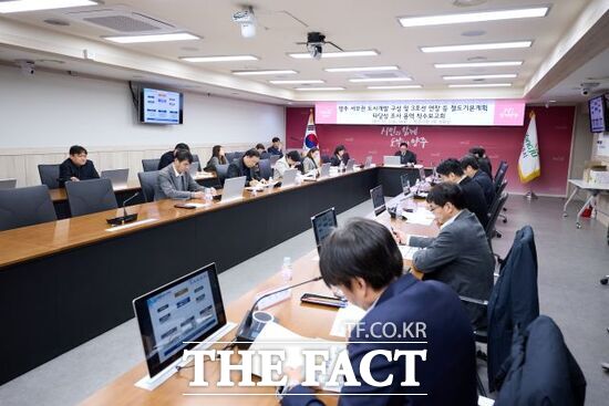 지난 5일 경기 양주시청 상황실에서 열린 양주 서부권 도시개발 구상 및 3호선 연장 등 철도기본계획 타당성조사 용역 착수보고회에 참석한 관계자들이 향후 계획을 공유하고 있다. /양주시