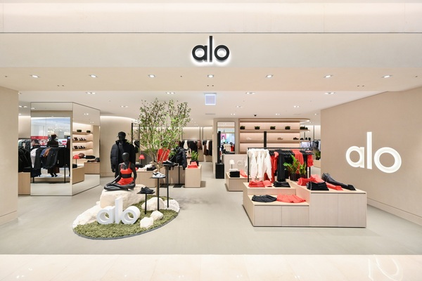 롯데백화점은 잠실점 본관 1층에 요가와 피트니스 등 일상 전반을 아우르는 웰니스 라이프 스타일 브랜드 'ALO(알로)' 매장을 조성했다. /롯데백화점