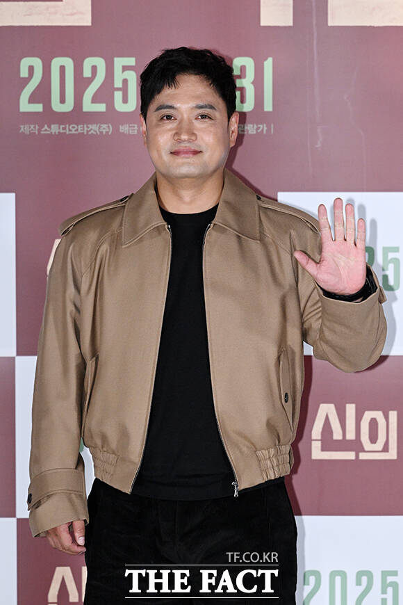 배우 태항호와 남태훈, 한정완, 문경민, 고혜진, 정진운, 김형협 감독, 배우 박시후, 서동원, 최선자, 신한결, 강승완, 장지건(왼쪽부터)이 8일 오전 서울 용산구 CGV 용산 아이파크몰에서 열린 영화 ‘신의 악단’ 제작보고회에 참석해 포즈를 취하고 있다. /서예원 기자