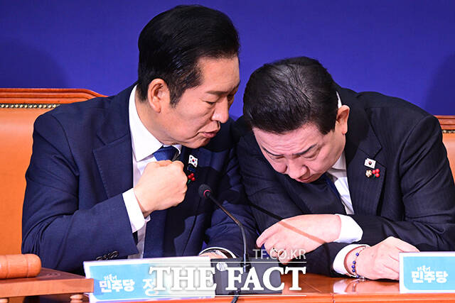 정청래 더불어민주당 대표와 김병기 원내대표가 8일 오전 서울 여의도 국회에서 열린 최고위원회에서 이언주 최고위원의 발언 중 귀엣말을 나누고 있다. /남윤호 기자