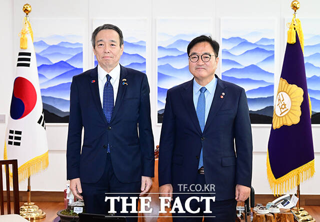 우원식 국회의장이 8일 오전 서울 여의도 국회 의장실에서 미즈시마 코이치 주한일본대사를 접견해 기념촬영을 하고 있다. /국회=남윤호 기자