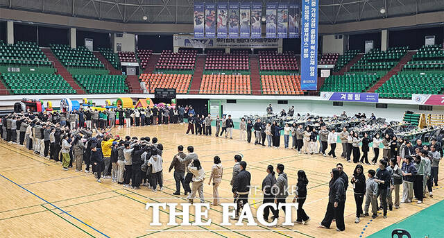 6일 익산시 신동 원광대학교 문화체육관에서 하나된 원광, 함께 뛰는 우리의 순간을 주제로 원광대와 원광보건대 직원 360여 명이 참석한 체육대회가 열려 참석자들이 경기에 참여하고 있다. /원광대