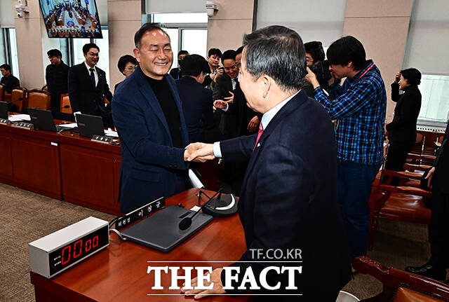 더불어민주당 산업통상자원중소벤처기업위원회 의원들과 김정관 산업통상부 장관은 8일 당정협의회를 열고 지방투자촉진법과 재생에너지자립도시법을 신속 처리하기로 뜻을 모았다. 사진은 김원이 산자위원장./배정한 기자