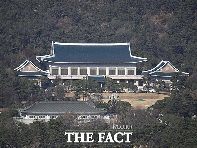 대통령실 이전 작업이 진행되는 가운데 청와대 경내에는 차량들이 주차돼있다.