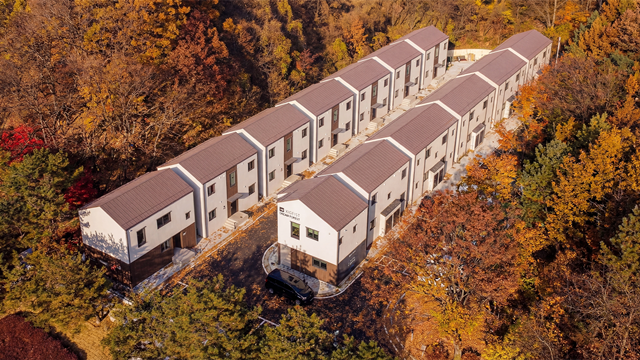 자이가이스트가 강원도 춘천시에 위치한 엘리시안 강촌 리조트에 목조 모듈러로 지은 직원 기숙사 단지 '드림 포레스트'를 선보였다. /자이가이스트
