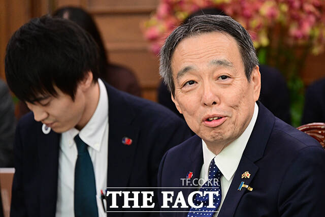 우원식 국회의장을 예방한 미즈시마 코이치 주한일본대사(왼쪽)가 인사말을 듣고 있다.