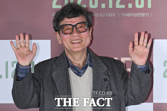 배우 태항호와 남태훈, 한정완, 문경민, 고혜진, 정진운, 김형협 감독, 배우 박시후, 서동원, 최선자, 신한결, 강승완, 장지건(왼쪽부터)이 8일 오전 서울 용산구 CGV 용산 아이파크몰에서 열린 영화 ‘신의 악단’ 제작보고회에 참석해 포즈를 취하고 있다. /서예원 기자