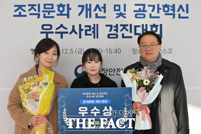 청양군이 지난 5일 열린 조직문화 개선 우수사례 경진대회에서 우수상을 수상하고 김선식 실장(오른쪽)을 비롯한 관계자들이 기념촬영을 하고 있다. /청양군