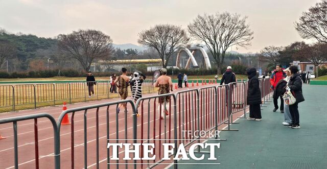 선사시대 복장으로 '2025 화순고인돌 전국 마라톤대회'에 참가하고 있는 참가자들. /화순군
