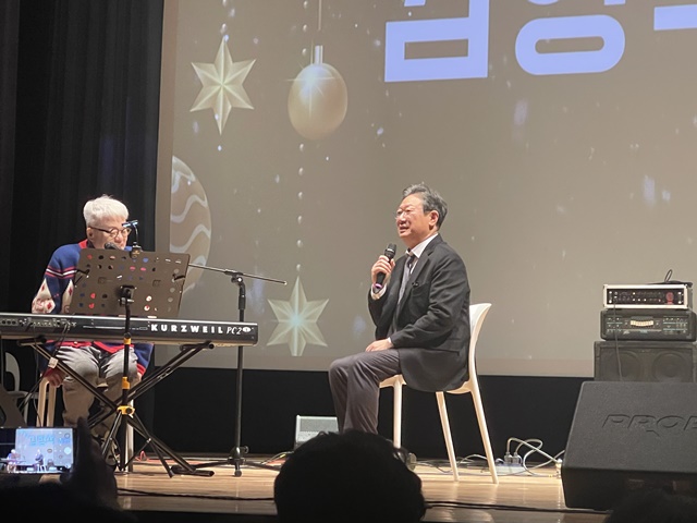 제25대 회장 및 22대 임원 선거는 오는 16일 실시된다. 이번 선거는 한국 음악 산업의 미래 구도와 직결된다는 점에서 가요 및 대중문화계 전반의 큰 주목을 받고 있다. 사진은 김형석이 황희 더불어민주당 의원 디너콘서트에 함께 한 모습. /황희 의원실