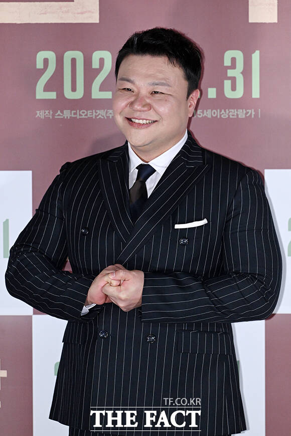 배우 태항호와 남태훈, 한정완, 문경민, 고혜진, 정진운, 김형협 감독, 배우 박시후, 서동원, 최선자, 신한결, 강승완, 장지건(왼쪽부터)이 8일 오전 서울 용산구 CGV 용산 아이파크몰에서 열린 영화 ‘신의 악단’ 제작보고회에 참석해 포즈를 취하고 있다. /서예원 기자